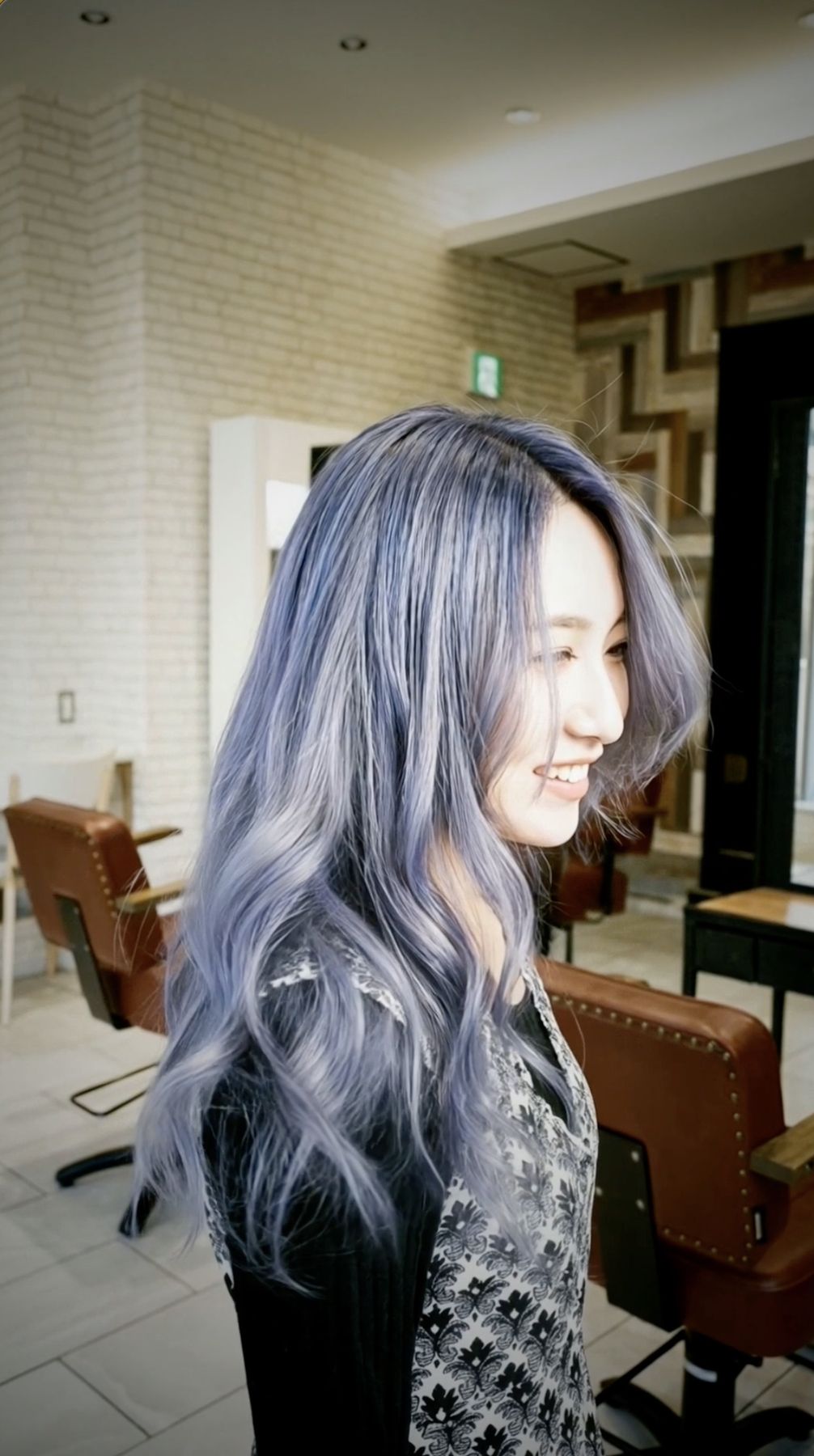ラベンダーカラーのロングヘアの女性